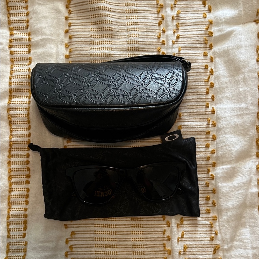 Women’s Oakley Moonlighter Sunglasses in Dark Brown Tortoise - Picture 7 of 7